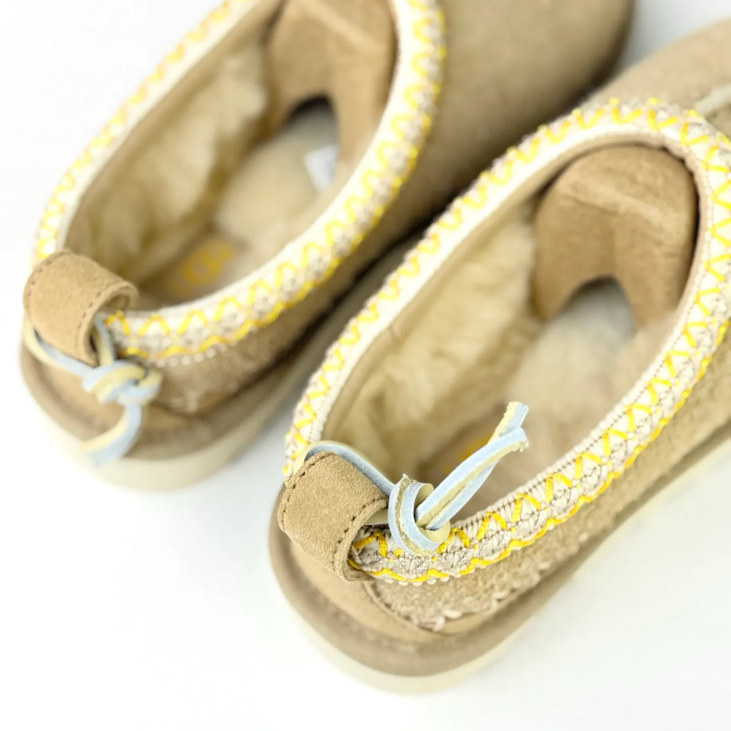 💰520 📦25 New Products for Autumn and Winter | Biarritz · UGG New Products for Autumn and Winter Classic Novelty Series (Biarritz Style) 🔥 I have been recently picked up by this Biarritz model ￼￼[草草R][草草R][草草R] 📦The entire series of Biarritz is now online ❄️There are Tasman slip-ons and ultra-short boots suitable for autumn and winter. ✔️🔘 Tasman Biarritz model Shoe size: 36-40 Color: mustard seed/light oak brown ✔️🔘Classic super short boots Biarritz model shoe size: 36-40 Color: mustard seed/light oak brown 🍁Let’s create our own uniqueness together this autumn and winter ✔️ In the collision of classics and personality 💫 Find your unique relaxed style 😎 This style is very UGG!